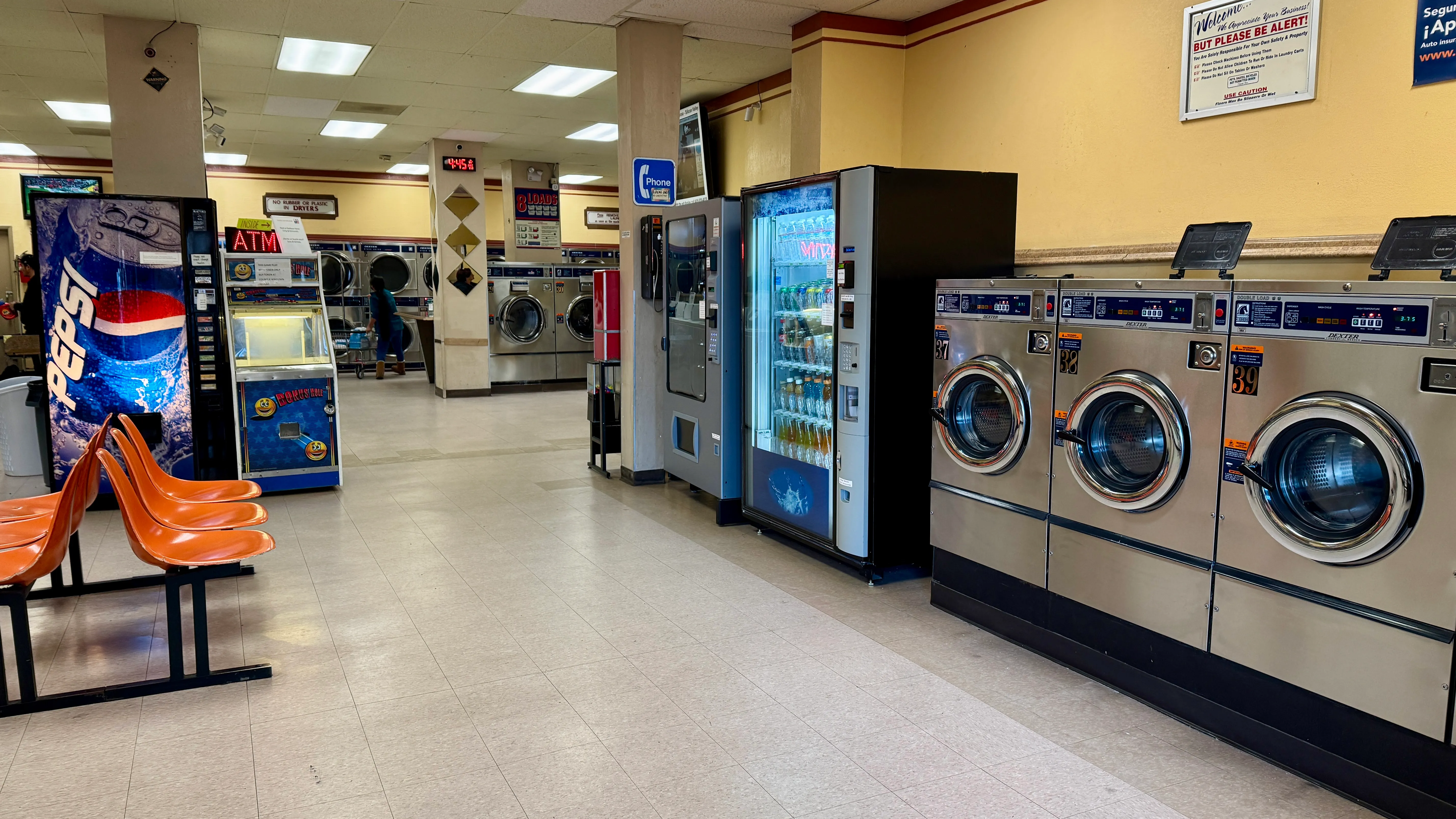 Filas de lavadoras Dexter de carga frontal en Lucky Laundromat