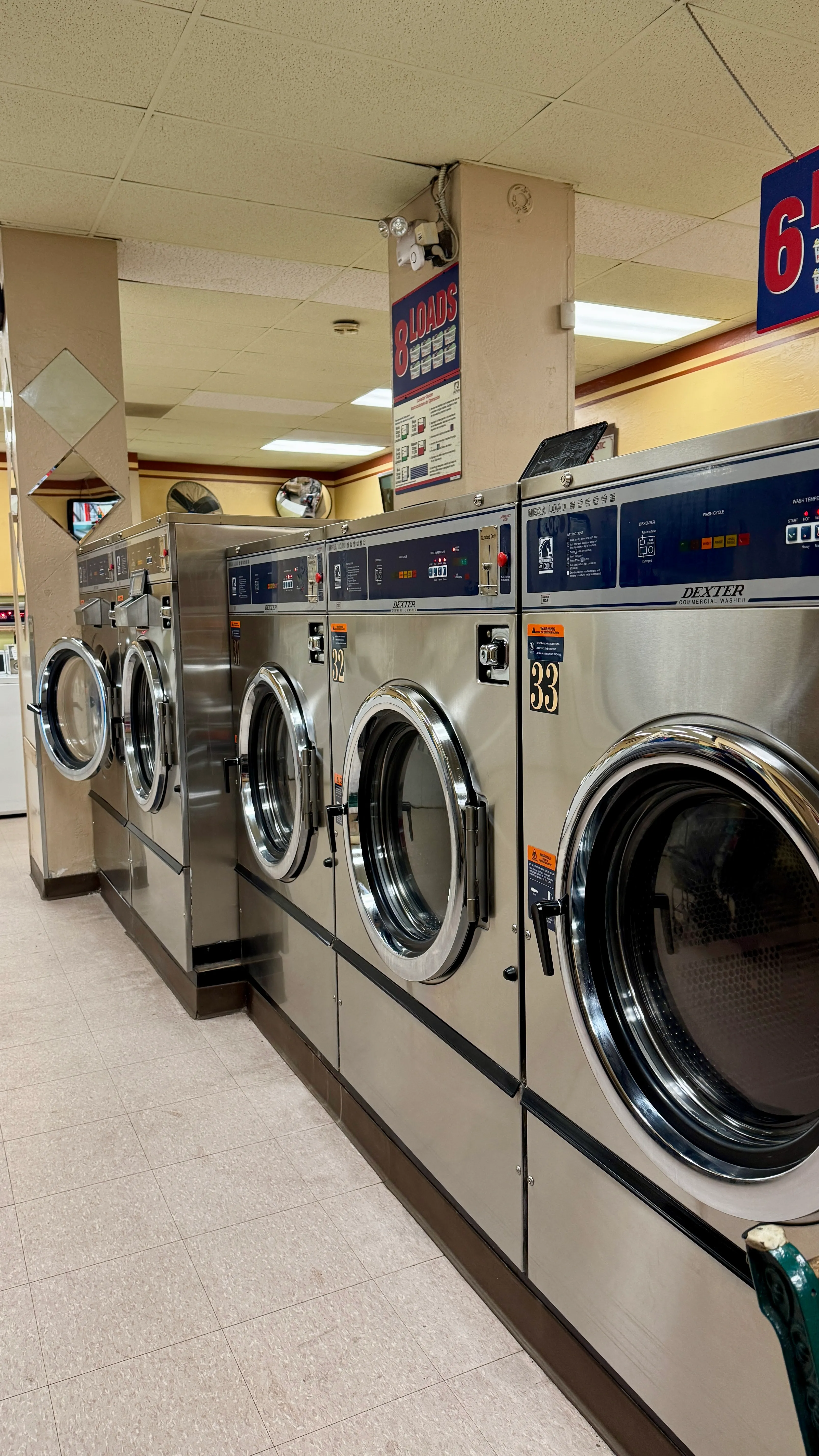 Fachada y entrada de Lucky Laundromat