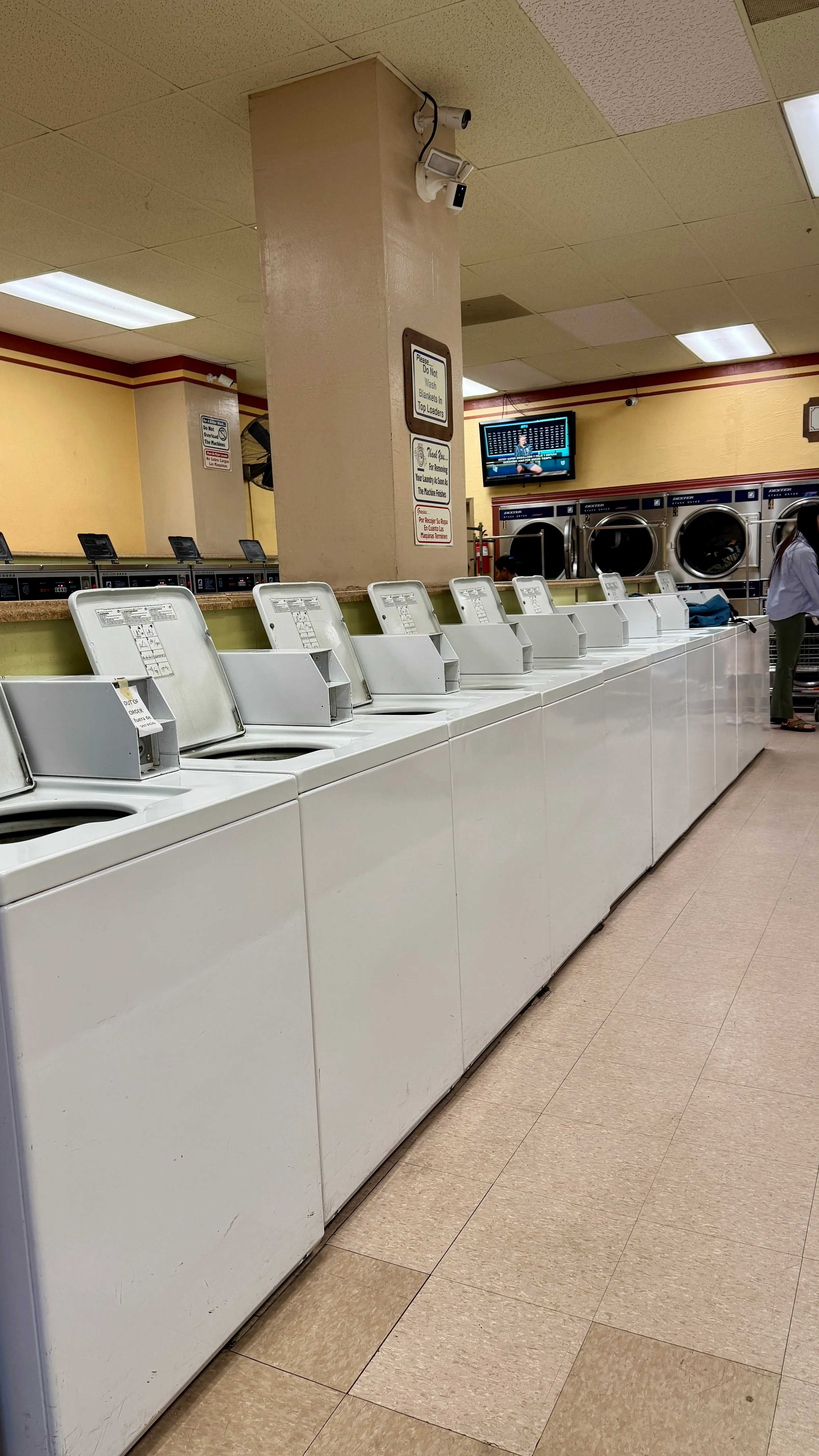 Lavadoras Speed Queen de carga superior en Lucky Laundromat