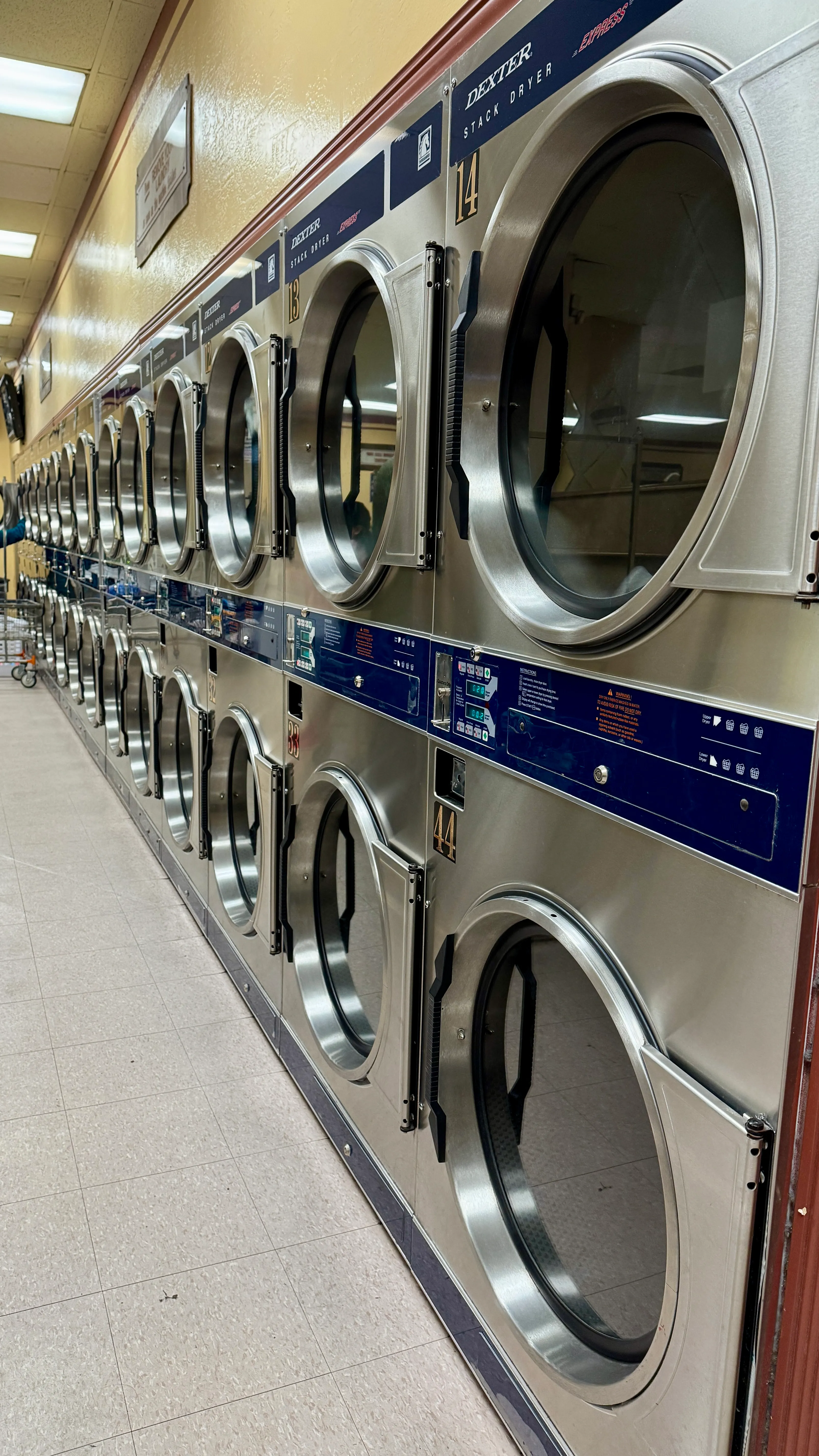 Zona de secadoras de gran capacidad en Lucky Laundromat